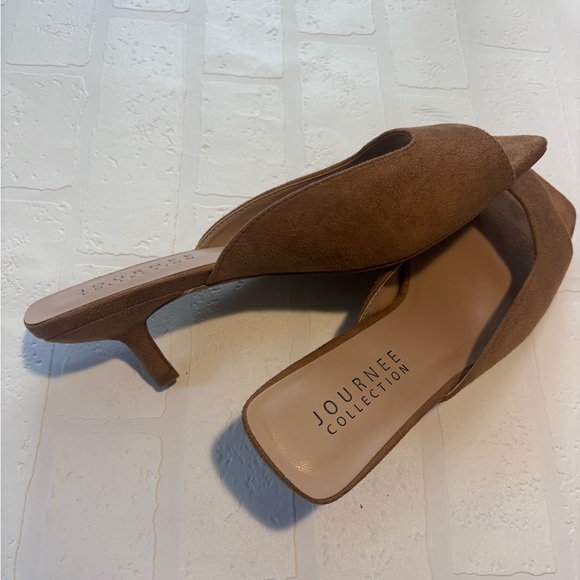 JOURNEE COLLECTION Kitten Heel Brown Shoe NEW - Picture 1 of 7